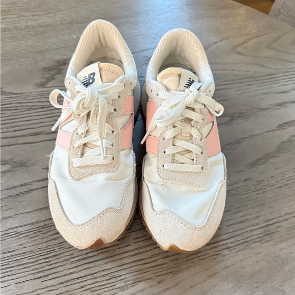 New Balance sneakers size 8.5 - Picture 3 of 7